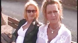Schoolgirl modstår ikke at kneppe med sin kæreste sammen med sin mor derhjemme