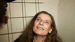 Ondskabsfuld sløv fucks med en mand, hun har mødt på nettet