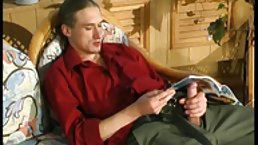 Bedstemor overraskelser gutter med hende i en familie måltid