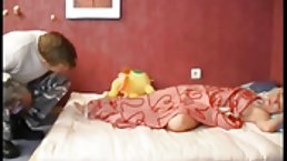 Bedstefar misbruger sit barnebarn efter at have set hende nøgne