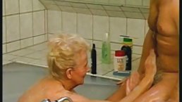 Busty med pink hår onanerer med hendes dildo