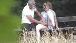 Solid brunette fucks en eksaminator med skjult kamera