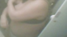 Blonde afhængig af sex slukker mælk non-stop, mens de bliver kneppet i en gangbang