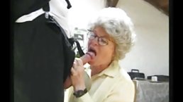 Naughty teen sucks pik og nikker i midten af ​​gaden