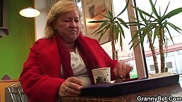 Mor vækker sin søn til sex
