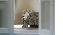 Bringer sin bestemor til at være en meget hård tæve